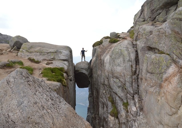 kjerag-1497995_960_720-min.jpg